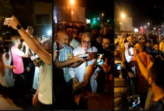 شاهد كيف تجمع مصلون حول بنكيران بعد صلاة التراويح (فيديو)