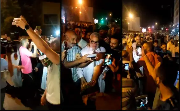 شاهد كيف تجمع مصلون حول بنكيران بعد صلاة التراويح (فيديو)