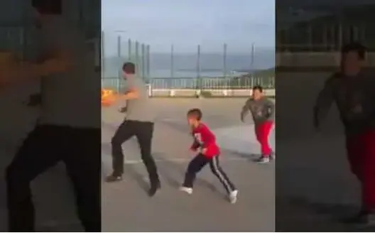 شاهد ناصر الزفزافي يلعب كرة السلة مع الأطفال (فيديو)