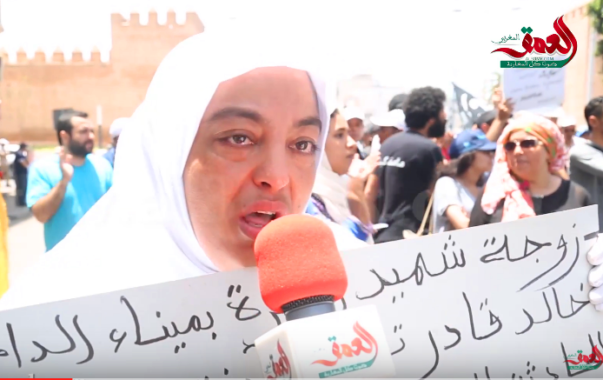 زوجة الربان الذي أحرق نفسه بالداخلة تذرف الدموع بمسيرة الرباط (فيديو)