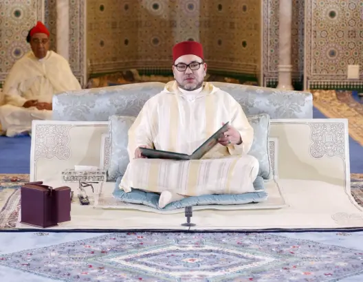 رئيسة مجلس علماء إندونيسا تلقي درسا حسنيا أمام الملك