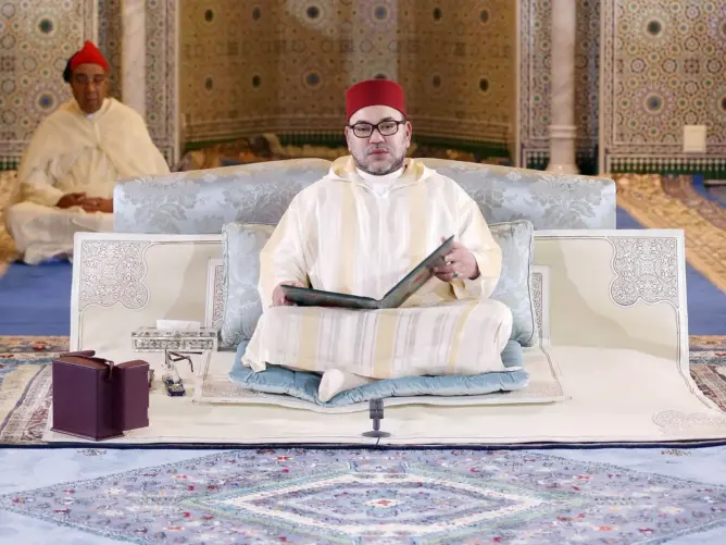 رئيسة مجلس علماء إندونيسا تلقي درسا حسنيا أمام الملك