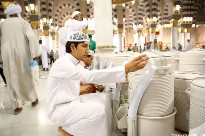 نقل 300 طن يوميا من مياه زمزم للمسجد النبوي في رمضان