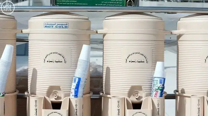 توزيع نصف مليون عبوة من ماء زمزم بالمسجد الحرام في رمضان