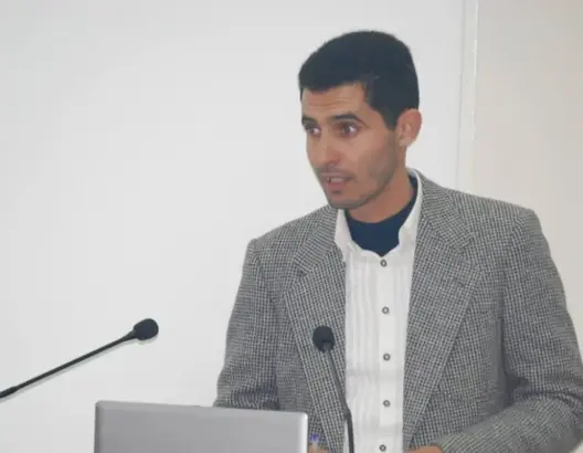 همسة في أذن اليسار