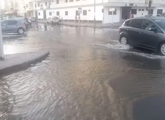 انفجار أنبوب بوكالة لـ “اتصالات المغرب” يحول شارعا بحي حسان لبحيرة (فيديو)