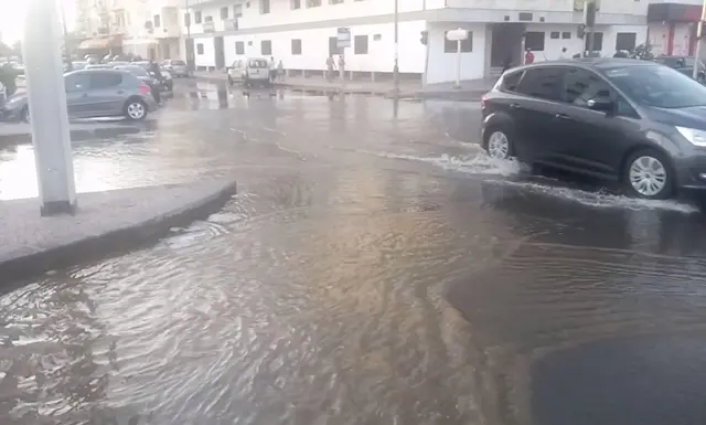 انفجار أنبوب بوكالة لـ “اتصالات المغرب” يحول شارعا بحي حسان لبحيرة (فيديو)