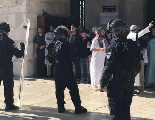 قوات الاحتلال تقتحم ساحات المسجد الأقصى وتعتدي على المصلين