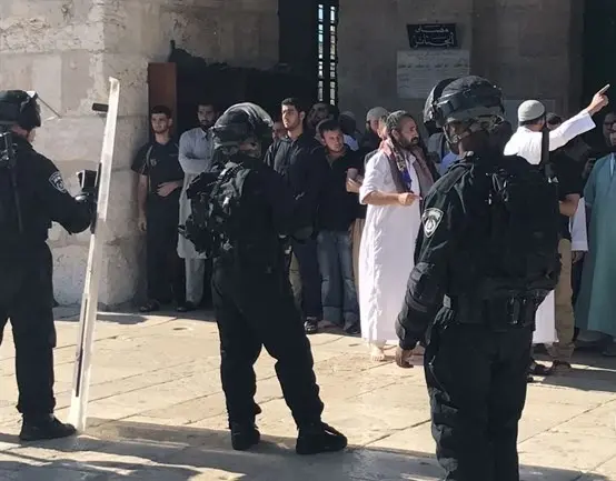 قوات الاحتلال تقتحم ساحات المسجد الأقصى وتعتدي على المصلين