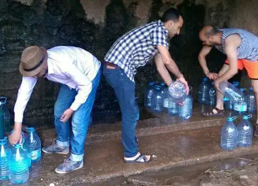 بسبب ملوحة الماء .. ساكنة خنيفرة تحتج وتبحث عن بدائل أخرى