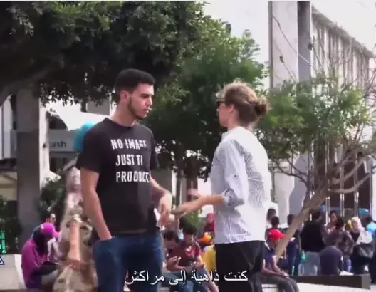 سائحة ألمانية وأخرى كونغولية تاهوا في الدار البيضاء .. شاهد كيف تفاعل معهم المارة