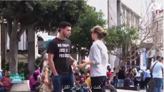 سائحة ألمانية وأخرى كونغولية تاهوا في الدار البيضاء .. شاهد كيف تفاعل معهم المارة