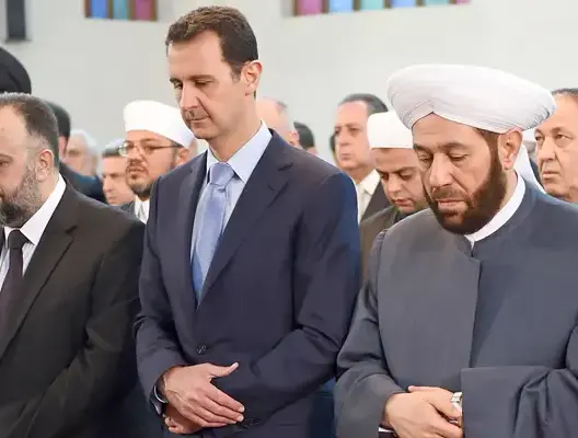 في أول ظهور علني له بعد عام.. الأسد يؤدي صلاة العيد في حماة