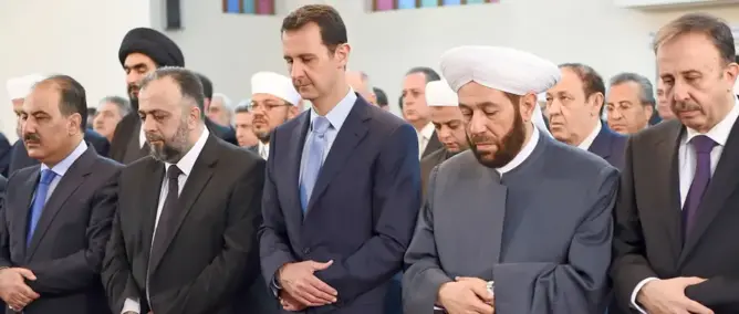 في أول ظهور علني له بعد عام.. الأسد يؤدي صلاة العيد في حماة