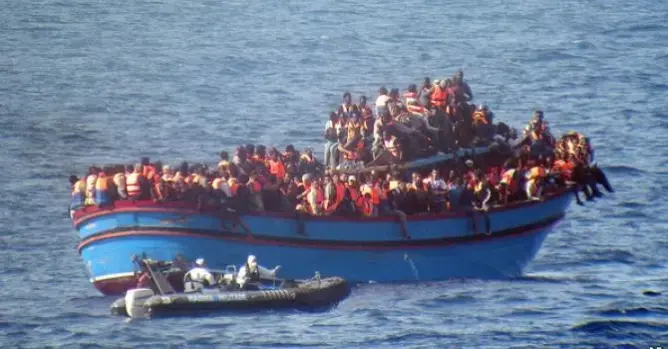 سفينة إيرلندية تنقذ 712 شخصا قرب السواحل الليبية