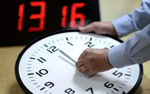 الكلفة الخفية لـ “الساعة الإضافية”.. دراسة ترصد تراجعا في التحصيل الدراسي وارتفاعا في حوادث السير