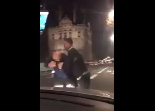 فرنسي احتقر مغربيا يملك “بيكالة” .. شاهد ماذا فعل له