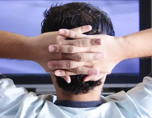 البالغون يقضون فترة جلوس أطول من كبار السن