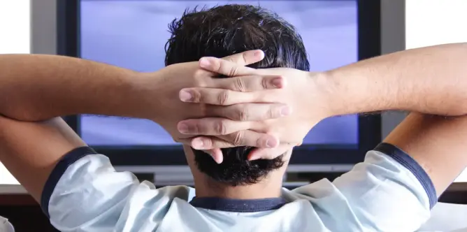 البالغون يقضون فترة جلوس أطول من كبار السن
