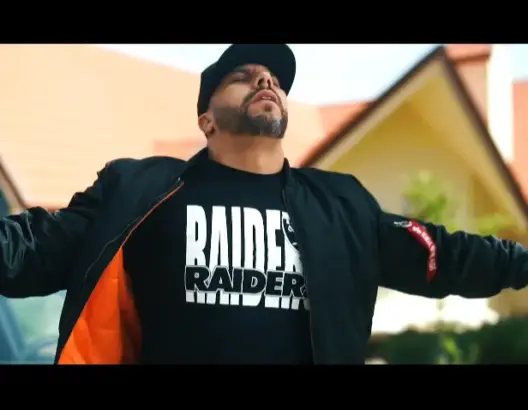 مسلم يغني عن الوطن و”الحكرة” في أغنية جديدة (فيديو)