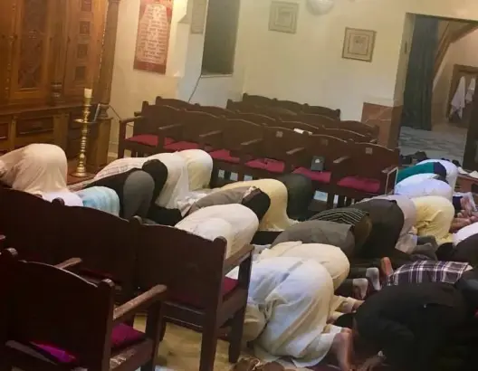 مثير.. مسلمون يؤدون الصلاة داخل كنيس يهودي بمراكش (صورة)