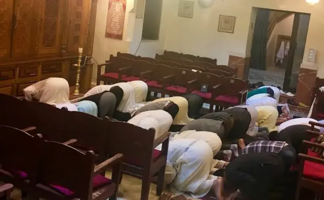 مثير.. مسلمون يؤدون الصلاة داخل كنيس يهودي بمراكش (صورة)