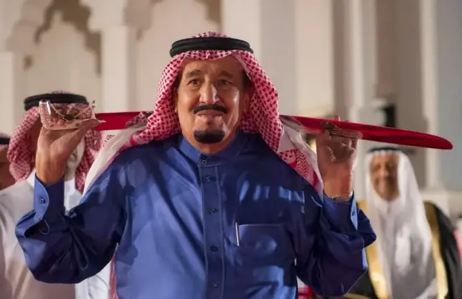 السعودية توقف كاتبا شبَّه الملك بالله تعالى
