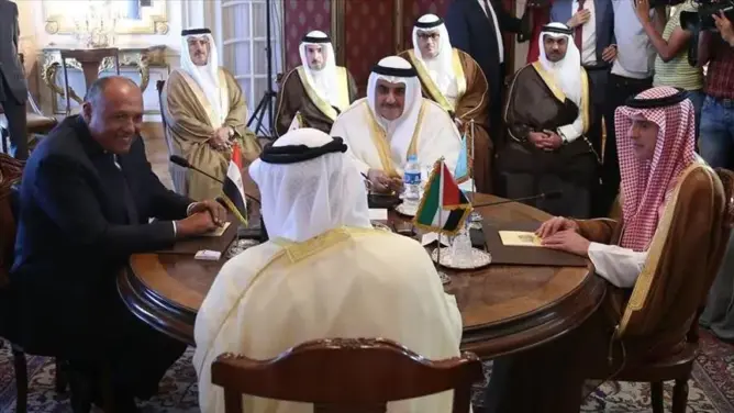 دبلوماسي يحدد موعد نهاية أزمة قطر ودول الخليج