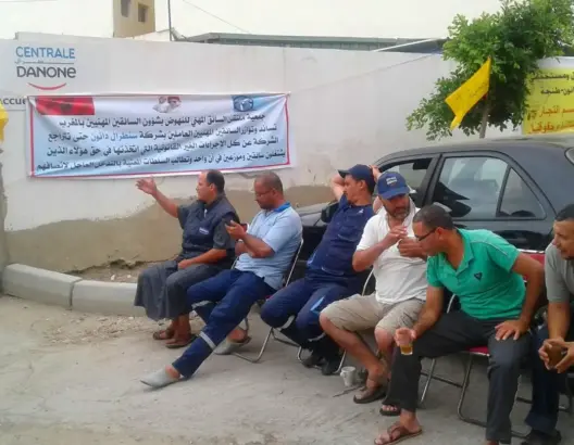 سائقو سنطرال بطنجة يحتجون أثناء مرور الملك بعد 18 يوما من الاعتصام
