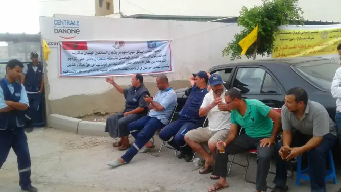 سائقو سنطرال بطنجة يحتجون أثناء مرور الملك بعد 18 يوما من الاعتصام