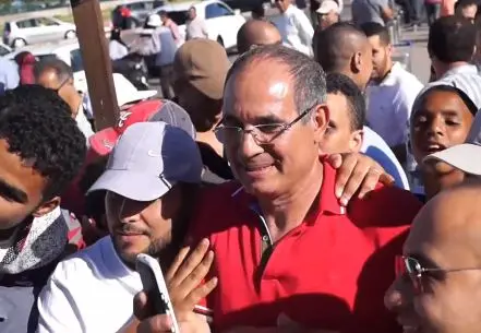 جماهير مغربية تستقبل الزاكي  في المطار بعد التتويج بكأس الجزائر