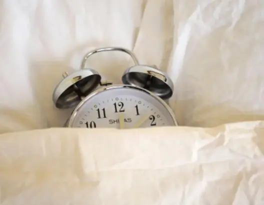 منبه “عجيب” ظل يرنُ طيلة 13 عاما
