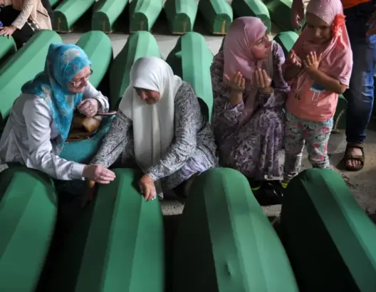 بعد 22 عاما على مذبحة “سربرنيتشا”.. البوسنة تدفن 71 من ضحاياها (صور)
