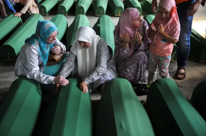 بعد 22 عاما على مذبحة “سربرنيتشا”.. البوسنة تدفن 71 من ضحاياها (صور)