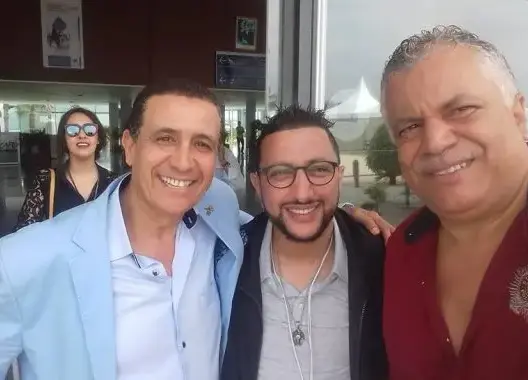 مواطنون بالحسيمة يستقبلون قافلة الفنانين بشعارات حراك الريف