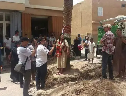 محامية بتارودانت تعتصم أمام نخلة لمنع اقتلاعها