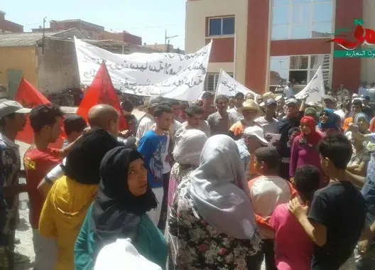 التهميش يخرج العشرات من ساكنة دوار تاعبيت للاحتجاج بخنيفرة (فيديو)
