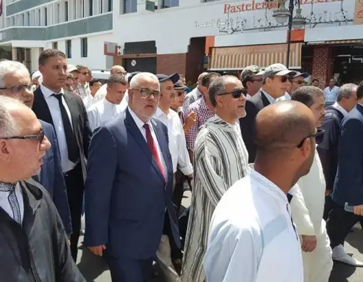 بنكيران للبقالي أثناء دفن والده: نحن على مذهب واحد وأحزابنا أشقاء (فيديو)