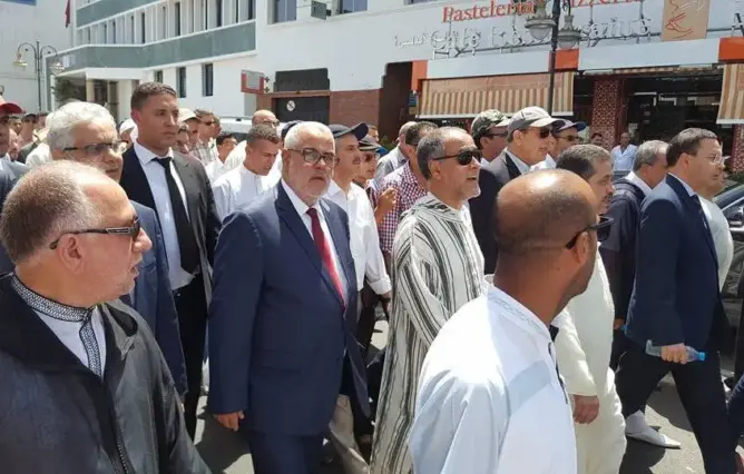 بنكيران للبقالي أثناء دفن والده: نحن على مذهب واحد وأحزابنا أشقاء (فيديو)