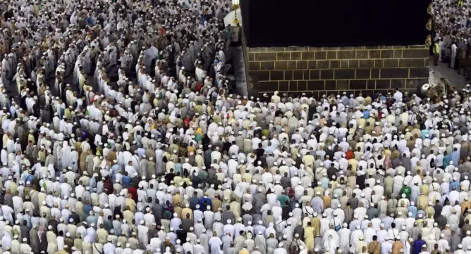 إذا كان الاختلاط محرما.. فلماذا شُرع الحج مختلطا بين الرجال والنساء؟