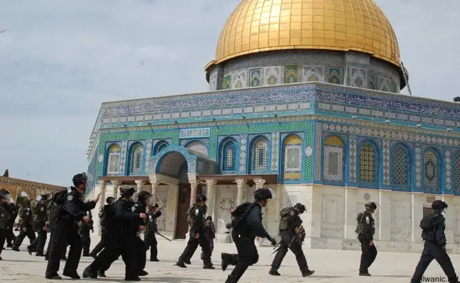 “إسرائيل” تفرج عن مفتي القدس وتواصل إغلاق المسجد الأقصى