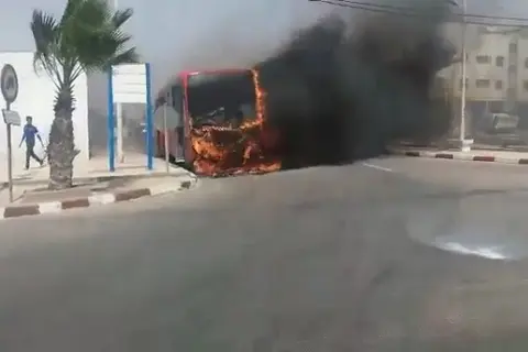 حريق مهول بحافلة عمومية بالعيون يرعب الركاب (صورة)