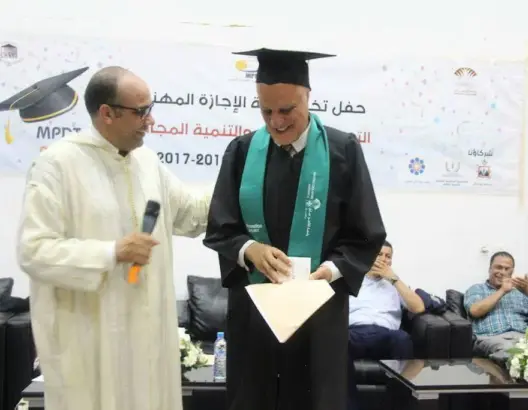 أبو أمل .. طالب في 68 من عمره يحصل على الاجازة بمراكش