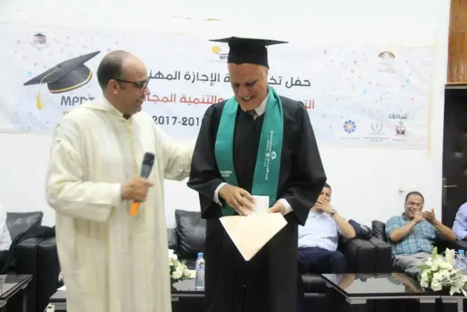 أبو أمل .. طالب في 68 من عمره يحصل على الاجازة بمراكش