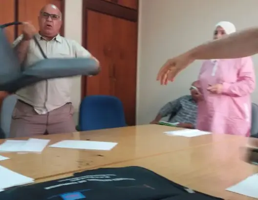“قربلة” في اجتماع بمقاطعة اليوسفية .. والرئيس يتعرض لاعتداء (صور + فيديو)