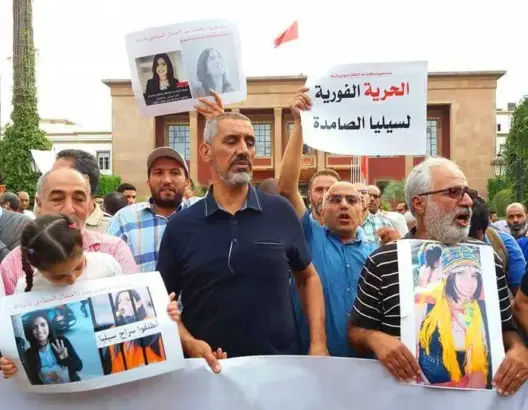 وقفات تضامنية بالرباط والبيضاء تزامنا مع مسيرة الحسيمة (صور)