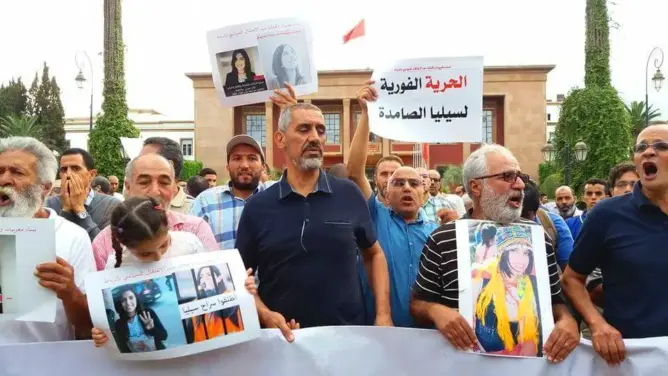 وقفات تضامنية بالرباط والبيضاء تزامنا مع مسيرة الحسيمة (صور)