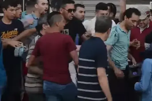 نشطاء بالحسيمة يعتدون على طاقم القناة الثانية (فيديو)