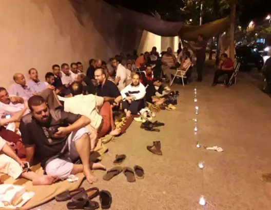 أساتذة بفاس يبيتون بالعراء تحت ضوء الشموع احتجاجا على حصاد