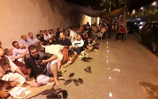 أساتذة بفاس يبيتون بالعراء تحت ضوء الشموع احتجاجا على حصاد